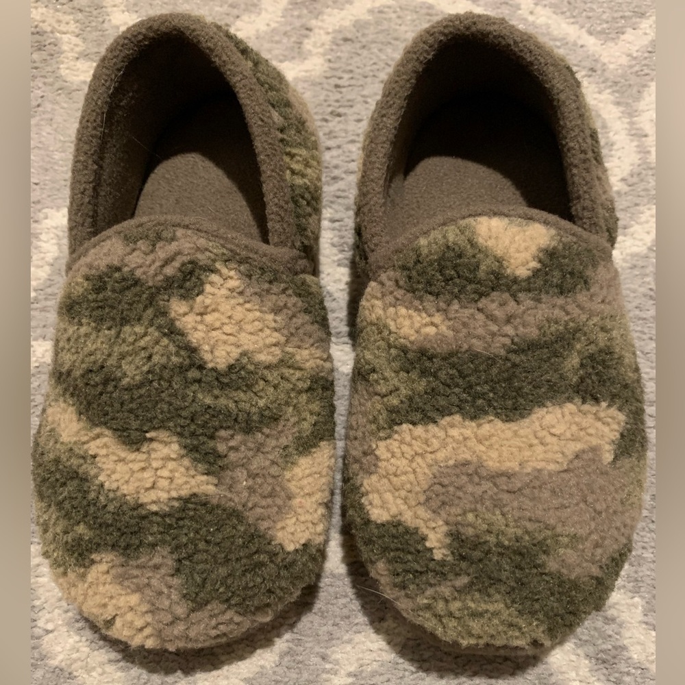 Camo house shoes - brand new, never warn - size 13-1